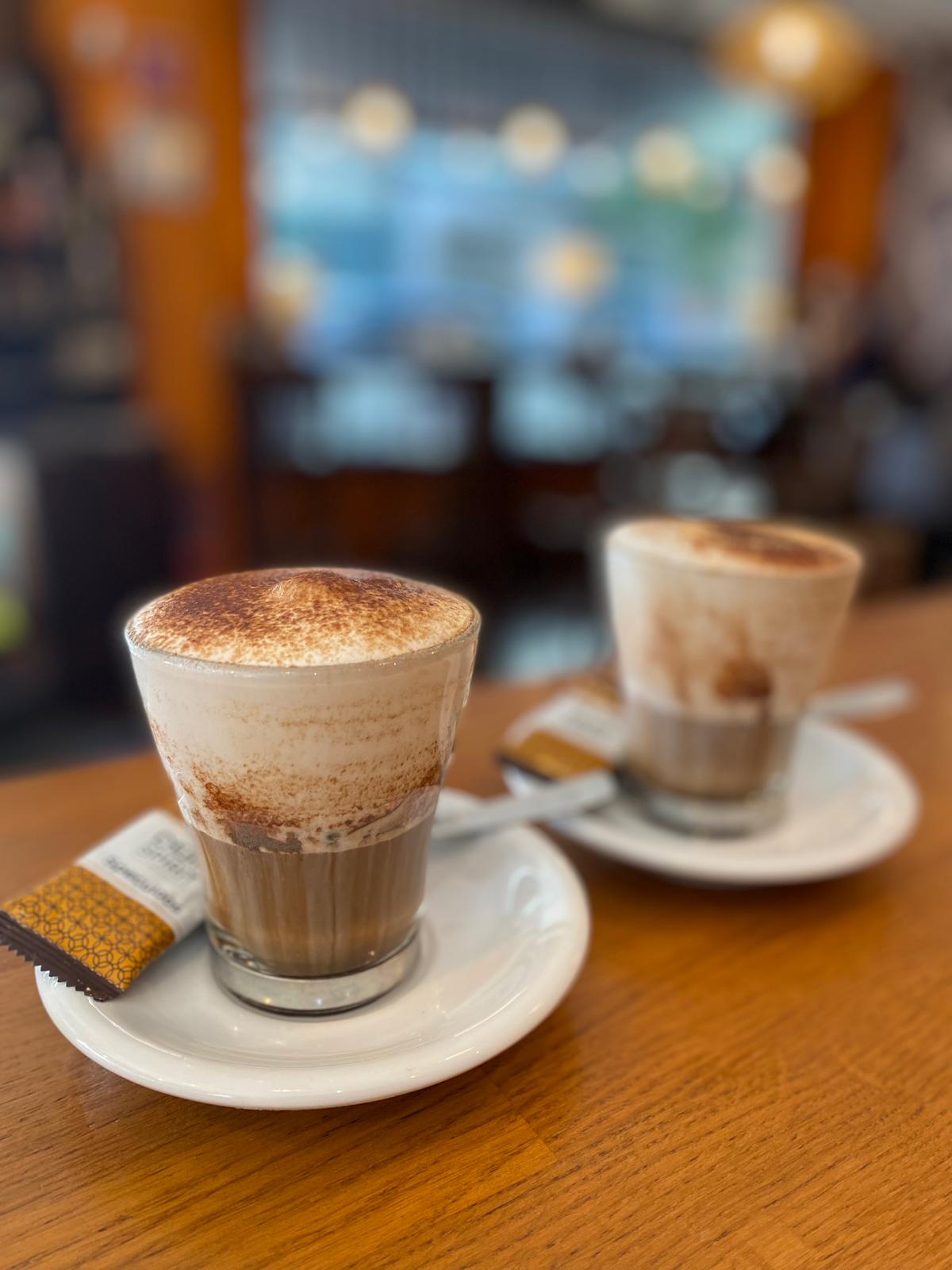 Capuccino con espuma en Cafe de Kali