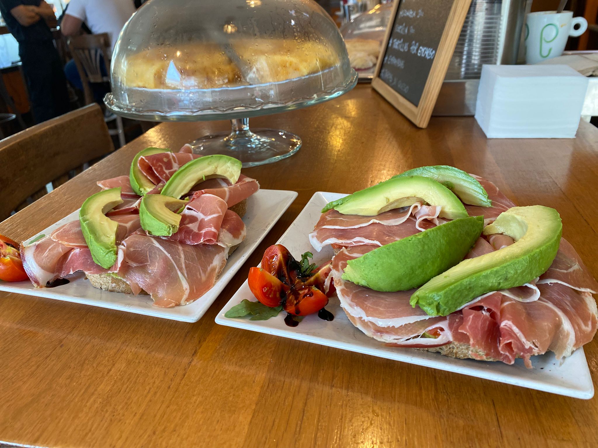 Tostada con aguacate y jamon en Cafe de Kali