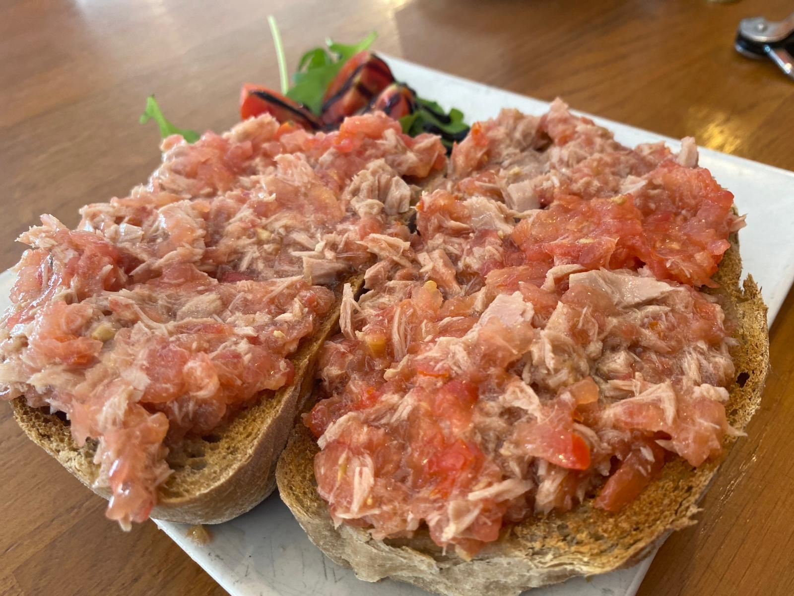 Tostadas con tomate y bonito en Cafe de Kali